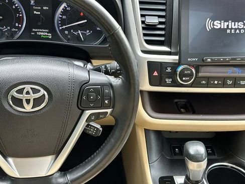 Used 2017 Toyota Highlander Limited Platinum AWD/4WD image 30