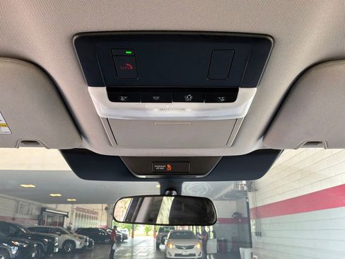 Used 2025 Nissan Pathfinder SV FWD image 17