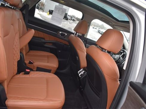 Certified 2022 Kia Sorento SX Prestige w/ Rust Color Package image 17