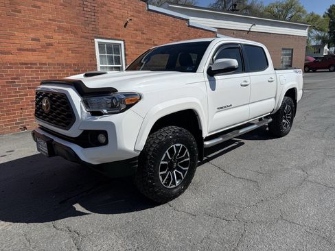 Used 2020 Toyota Tacoma TRD Sport image 2