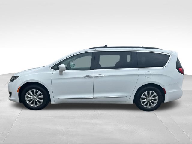 Used 2017 Chrysler Pacifica Touring-L FWD image 2