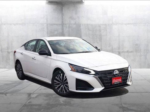 New 2025 Nissan Altima 2.5 SV image 2