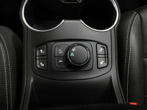 Used 2024 GMC Terrain SLT image 24