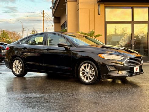 Used 2020 Ford Fusion SE image 1