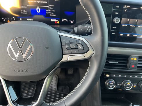 Used 2024 Volkswagen Taos SE w/ Panoramic Sunroof Package image 19