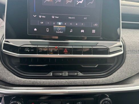 Used 2025 Jeep Compass Latitude image 20