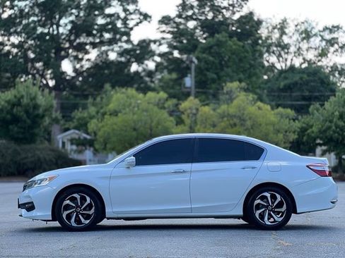 Used 2017 Honda Accord EX image 8