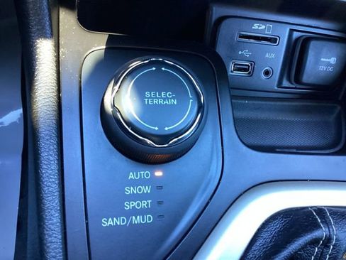 Used 2018 Jeep Cherokee Limited w/ High Altitude Package image 23