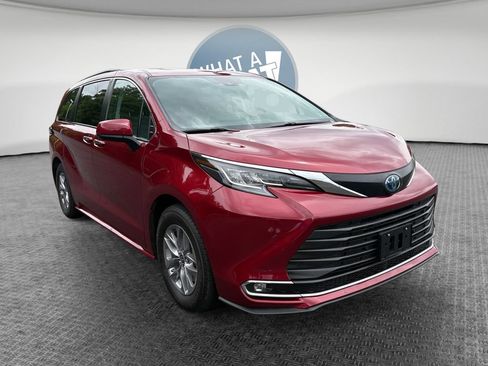 Used 2022 Toyota Sienna XLE FWD image 1