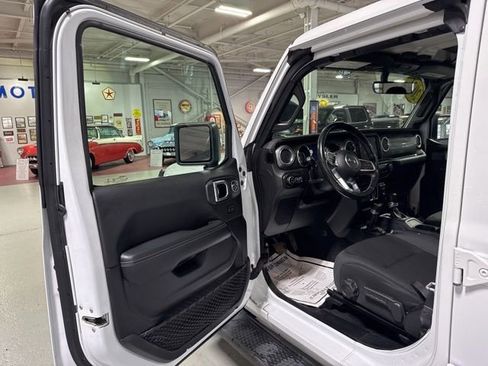 Used 2021 Jeep Gladiator Overland image 11