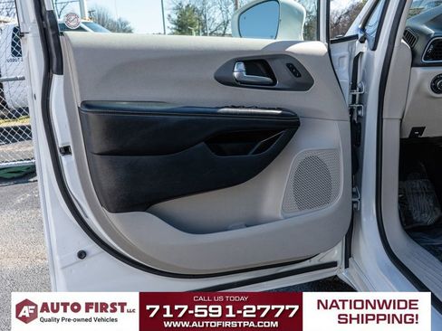 Used 2021 Chrysler Pacifica Touring-L image 9
