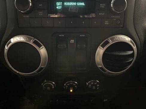 Used 2018 Jeep Wrangler Sahara w/ Connectivity Group AWD/4WD image 17