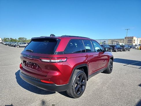 Used 2023 Jeep Grand Cherokee Altitude image 7