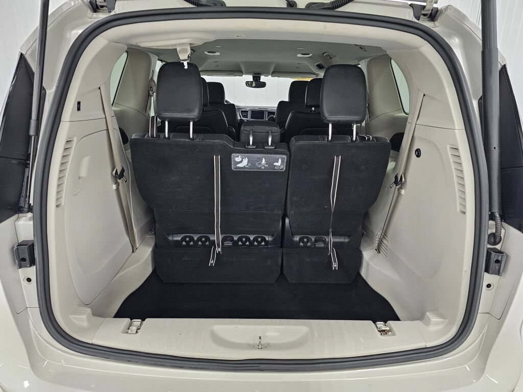 Used 2020 Chrysler Pacifica Touring-L FWD image 16