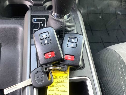 Used 2022 Toyota Tacoma TRD Sport w/ Technology Package image 19