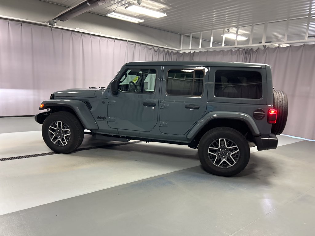 Used 2026 Jeep Wrangler Unlimited Sahara AWD/4WD image 4