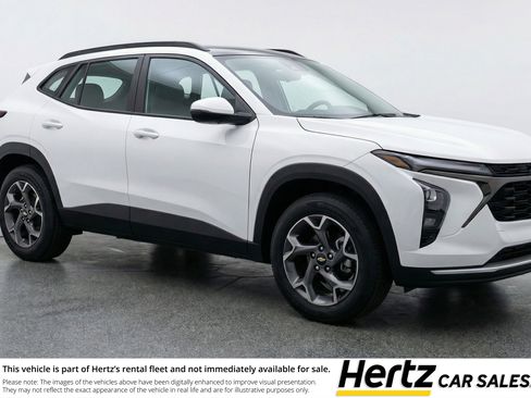 Used 2025 Chevrolet Trax LT image 1