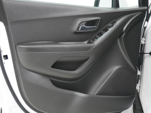 Used 2022 Chevrolet Trax LS w/ Tint and Cruise Package image 13