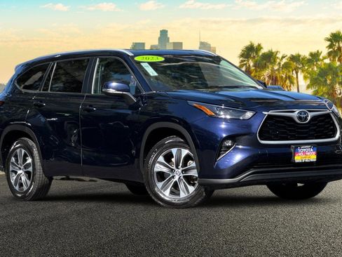 Used 2023 Toyota Highlander XLE image 2