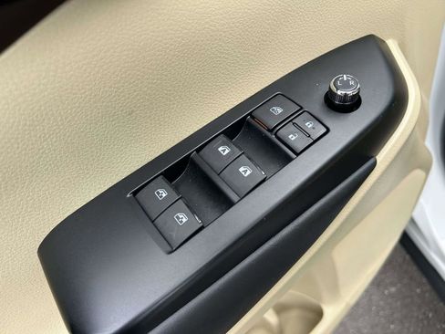 Used 2019 Toyota Highlander XLE FWD image 20