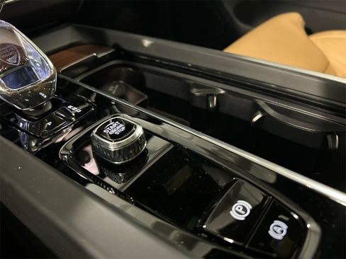 Certified 2025 Volvo XC60 T8 Ultra w/ Climate Package PRO image 20