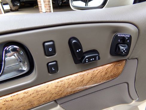 Used 2001 Lincoln Continental image 70