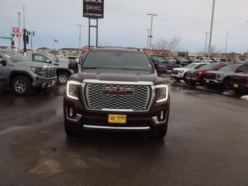 Used 2022 GMC Yukon XL Denali image 2