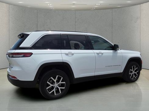 Used 2024 Jeep Grand Cherokee Limited AWD/4WD image 3