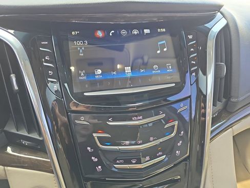 Used 2018 Cadillac Escalade Luxury RWD image 22