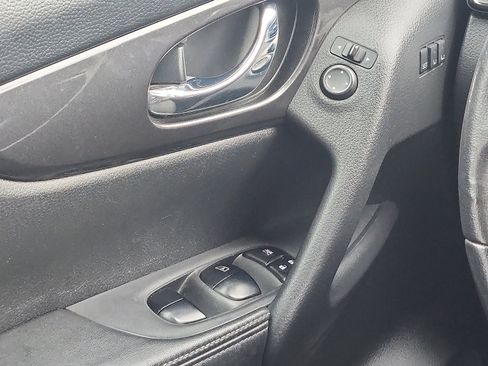 Used 2018 Nissan Rogue SV w/ Premium Package image 12