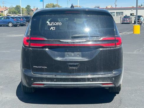 Used 2024 Chrysler Pacifica Touring-L FWD image 4