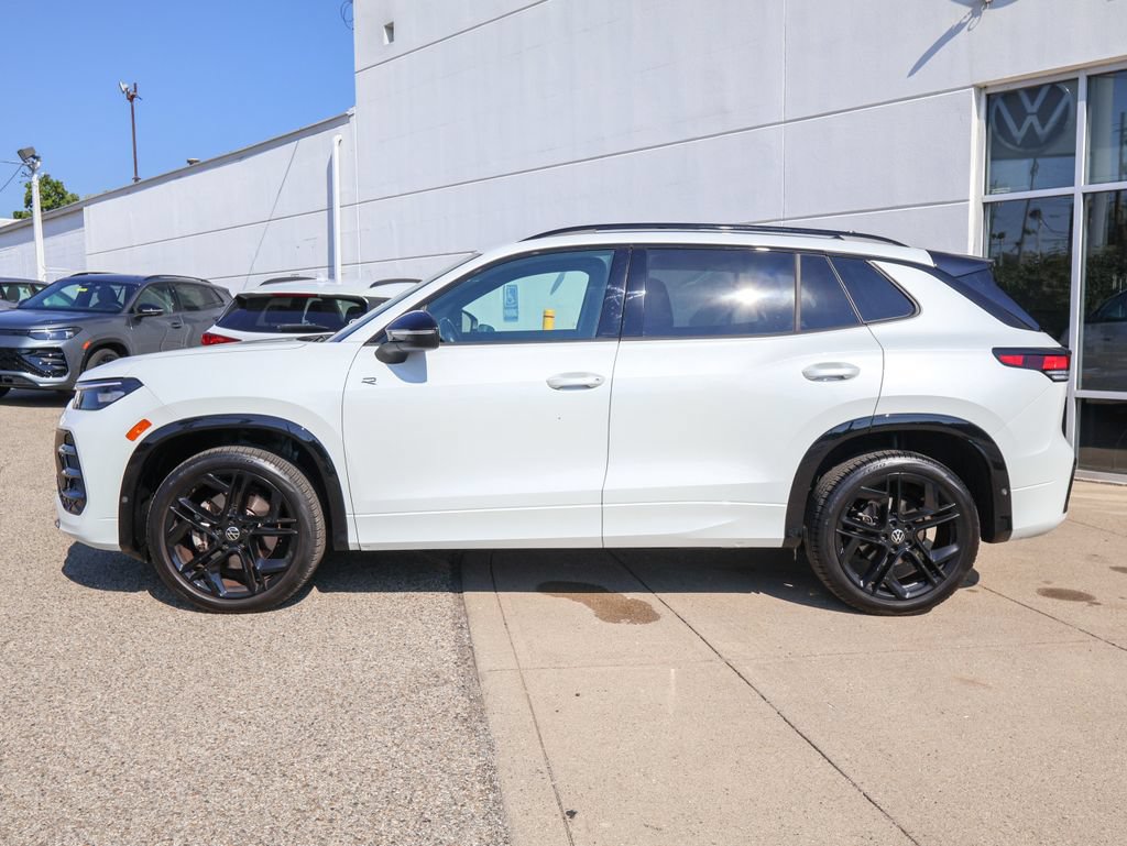 Certified 2025 Volkswagen Tiguan SE R-Line AWD/4WD image 2