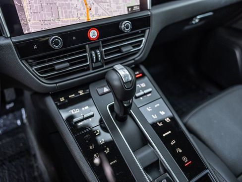 Certified 2025 Porsche Macan image 29