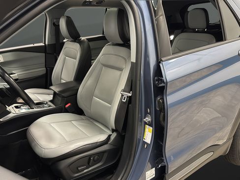Used 2021 Ford Explorer XLT w/ Equipment Group 202A AWD/4WD image 9