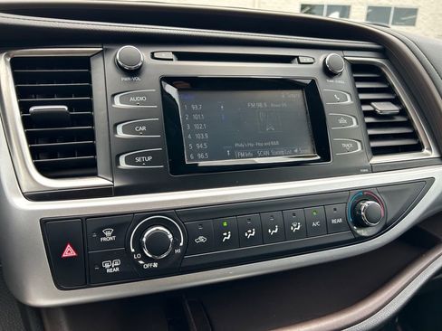 Used 2019 Toyota Highlander LE AWD/4WD image 30