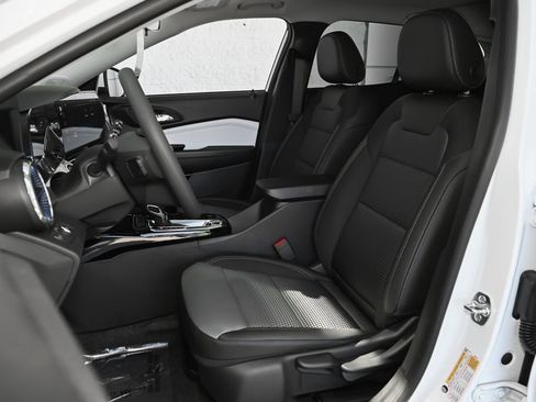 Used 2026 Chevrolet Trax LT w/ Sunroof Package FWD image 15