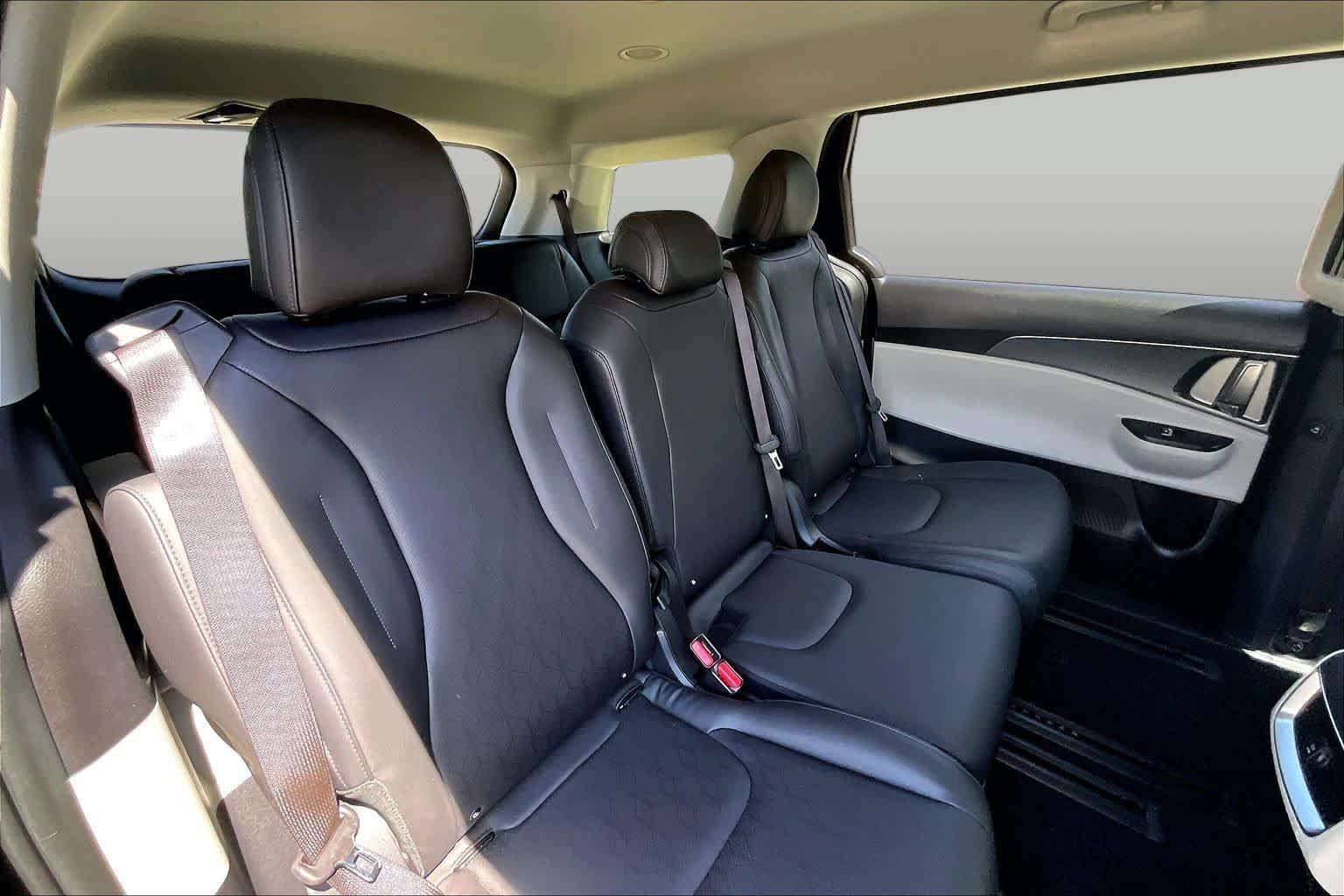 Used 2024 Kia Carnival LX FWD image 18