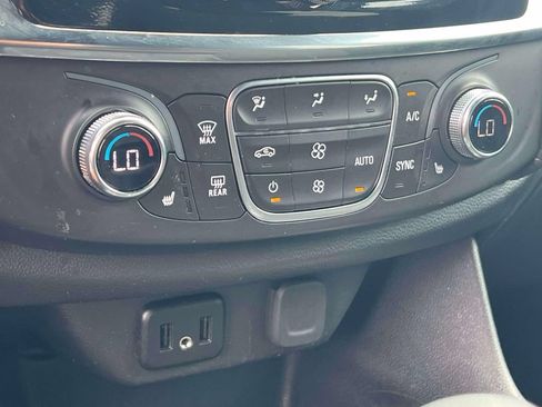 Used 2023 Chevrolet Traverse LT FWD image 31