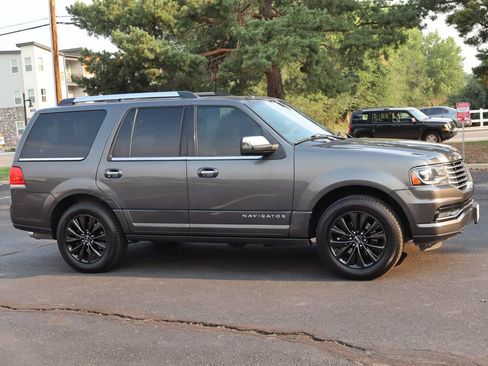 Used 2015 Lincoln Navigator 4WD image 2
