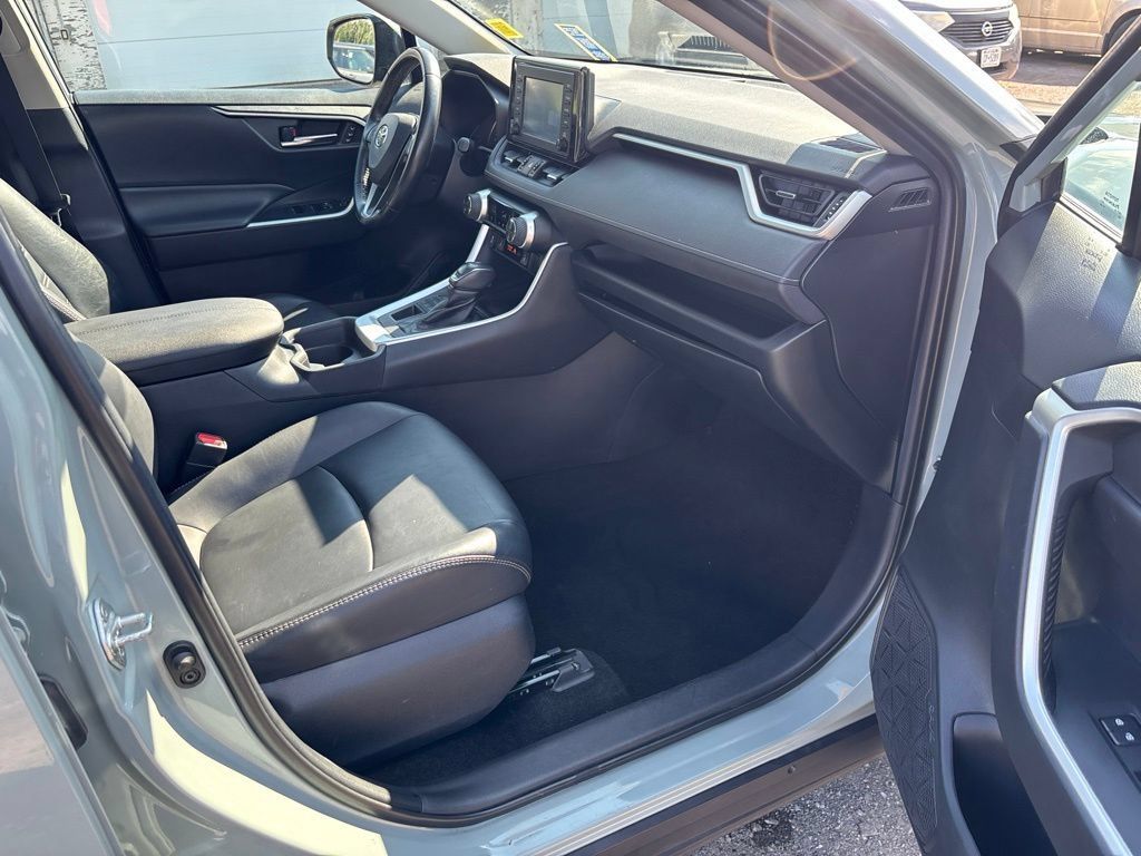 Used 2019 Toyota RAV4 XLE Premium AWD/4WD image 35