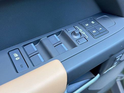 New 2026 Land Rover Defender 110 X-Dynamic SE image 21