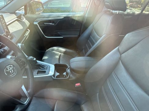 Used 2021 Toyota RAV4 XLE Premium image 5