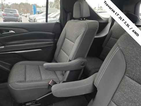 Used 2025 Chevrolet Traverse LT image 17