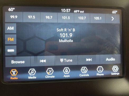 Used 2019 Jeep Cherokee Latitude Plus w/ Comfort/Convenience Group image 25