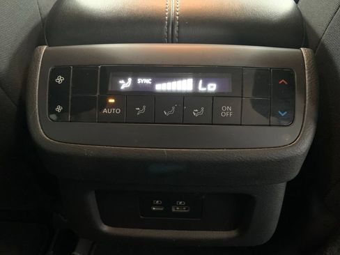 Used 2022 Nissan Pathfinder SV FWD image 9