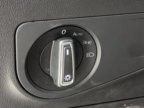 Used 2021 Volkswagen Tiguan SE w/ Panoramic Sunroof Package image 18