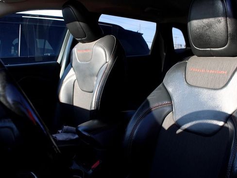 Used 2017 Jeep Cherokee Trailhawk w/ Cold Weather Group image 21