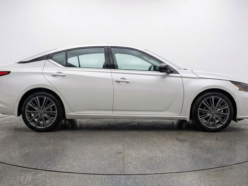 Used 2025 Nissan Altima 2.5 SV image 11