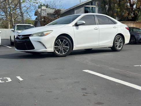 Used 2016 Toyota Camry SE image 1