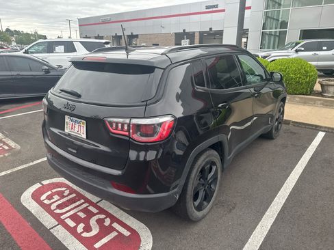 Used 2019 Jeep Compass Latitude FWD image 4